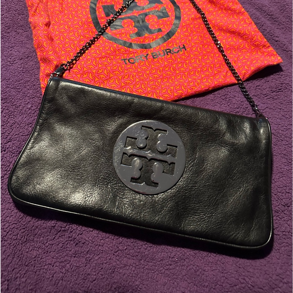 BLACK TORY BURCH LEATHER CLUTCH .